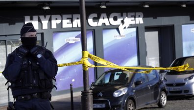 Мъж застреля трима полицаи във Франция, опитвали да помогнат на жена