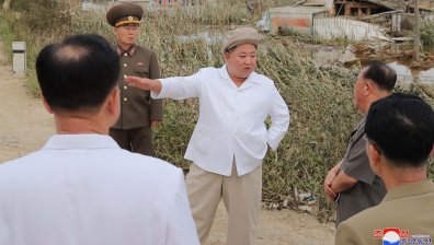Ким Чен Ун инспектира възстановяването на наводнено село в КНДР