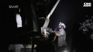Спасиха дете от бомбардирана сграда в Алепо