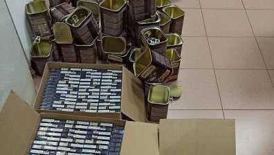 Хванаха българин, натъпкал цигари в консерви с кучешка храна (+ВИДЕО)