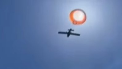 Майсторско оцеляване: Пилот приземи аварирал самолет с... парашут (+ВИДЕО)