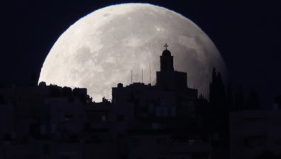 Суперлуната с частично затъмнение сътвори небесно шоу, следващото ще е през 2026 г.	