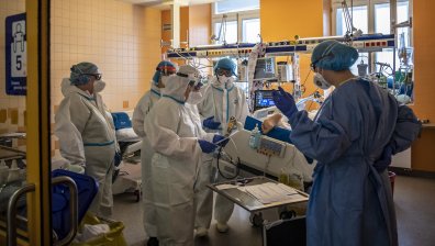 Кошмар в Чехия: Над 11 000 заразени, 1600 починали, полева болница в Прага