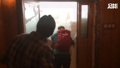 Снежна буря затрупа метеоролози в Полша, прокопаха тунел и се спасиха