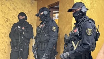 Ето как ГДБОП арестува сводниците лихвари в Новачене (ВИДЕО)