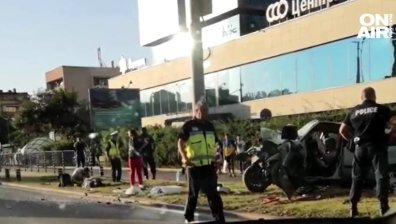 Кола се заби в стълб в София, шофьорът е ранен (+ВИДЕО)