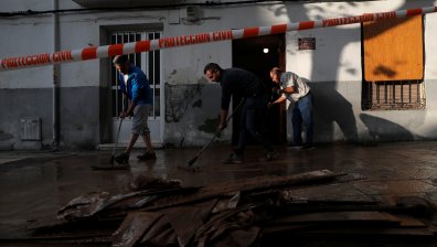 Испания: Проливни дъждове наводниха къщи и отнесоха автомобили