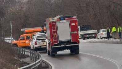 Тежка челна катастрофа с трима ранени затвори пътя през Владая