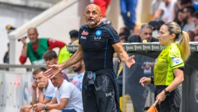 Фен на "Фиорентина" опита да удари шамар на треньора на "Наполи" (+ВИДЕО)