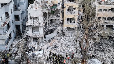 "Железният купол" на Израел се пропуква, издирват оцелели изпод развалините (ВИДЕО)