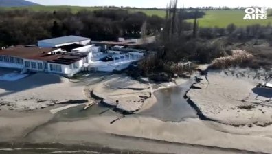 Още един разрушен плаж по Черноморието ни, морето изхвърли тръба на канализация