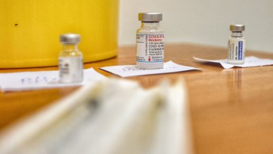 Ковид-19 уби мъж на 36 г., трима от 87-те починали са били ваксинирани