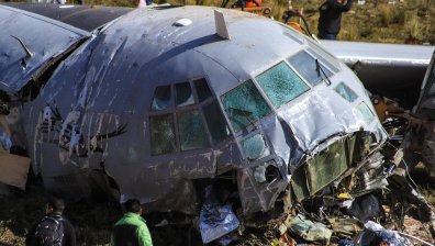 Военен самолет с над 100 души се разби в Колумбия