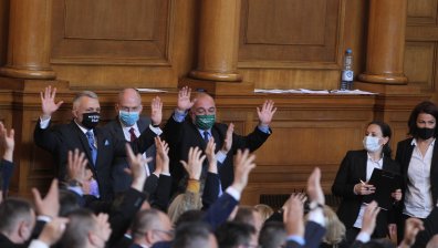Със 156 гласа "За" парламентът прие оставката на кабинета "Борисов 3"