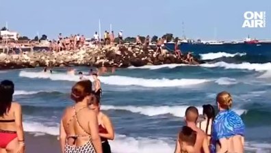 Морски гардове спасиха трима души в Несебър, борили са се с вълните половин час