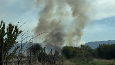 Пожар край Сопот, горят сухи треви, храсти и стърнища