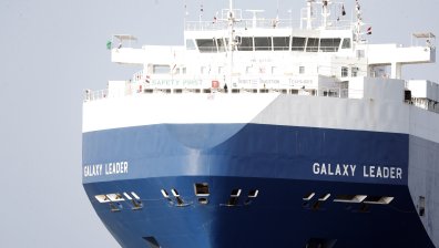 Ракети хвърчат над Червено море, преговарят за освобождаване на екипажа на Galaxy Leader