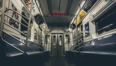 7 души нападната момче в нюйоркското метро и го намушкаха
