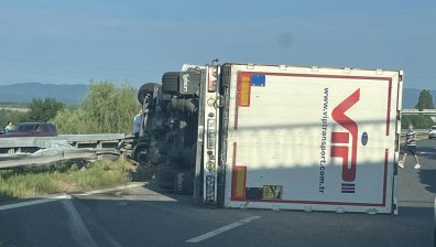 Затруднено движение: ТИР се обърна на Тракия" в посока София