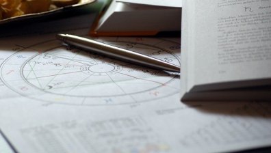 Хороскоп за 26 ноември: Нови запознанства за Телците, Стрелците да внимават с разходите