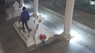 Задържаха 37-годишен мъж за поругаването на гроба на патриарх Неофит 