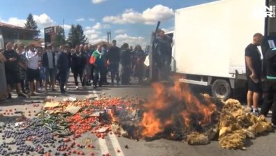 Гневни земеделци изливаха мляко и палиха вълна - настояват за помощ от държавата