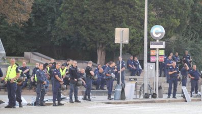 Проверяват полицейските униформи за забранени знаци