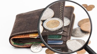 Средната заплата уж е около 1500 лв., а повечето българи получават под 1000 лв.