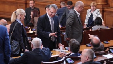 С кворум от 125 депутати започна извънредното пленарно заседание в НС