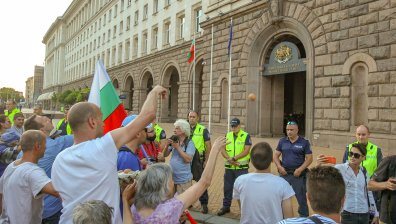 Яйца и домати полетяха към сградата на МС в 31-ата вечер на протести