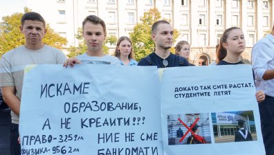 Студентските такси в платеното обучение падат с до 40%