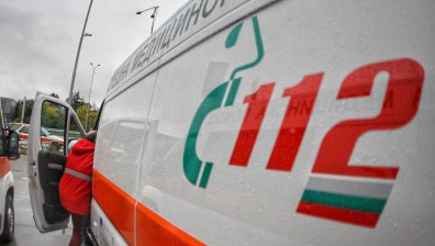 Майка и двете ѝ деца са в болница след катастрофа край Бургас