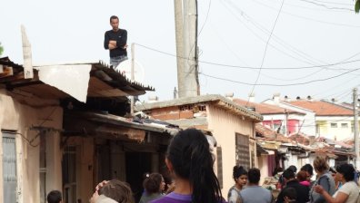 Масово тържество и нарушаване на мерките в "Шекер махала" в Петрич (+ВИДЕО)