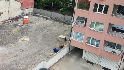 "Вие жално и лае": Куче е оставено само без храна и вода на строеж в София