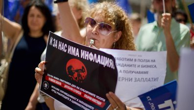 Замразени заплати и заплаха от стачки: Държавни служители излязоха на протест (ВИДЕО)