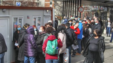 Пред "Пирогов" се извиха опашки от желаещи да се ваксинират