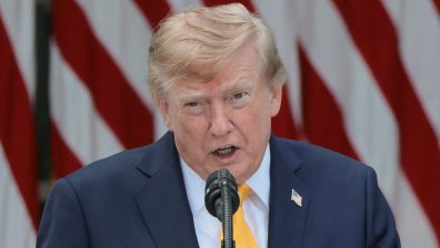 Тръмп е замразил грантове за $177 млрд., заплаши ЕС с нови високи мита