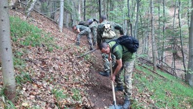 Военнослужещи помагат за потушаването на пожара над Югово и Нареченски бани