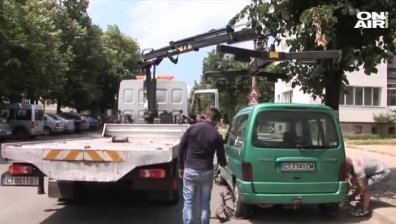 "Паяк" вдигна кола с дете в Казанлък 