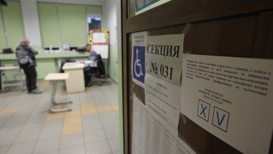 Вотът в "Комлука" в Бургас: Отнема им по 5 минути, поставят картите върху екрана