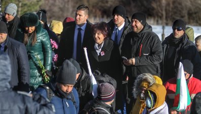 Караянчева на Шипка: Бъдете силни и помнете миналото, за да градим заедно бъдещето