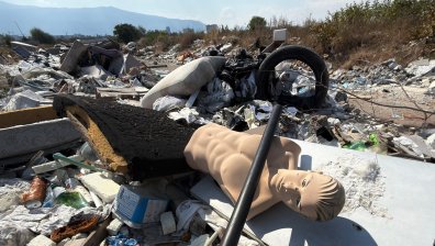 Нерегламентирано сметище се появи край Източната тангента в София (СНИМКИ)