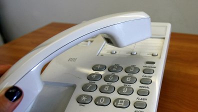 Телефонни измамници взеха от жени над 30 000 лв., полицията задържа куриера