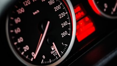 18-годишен без книжка шофира в оживен квартал във Велико Търново (+ВИДЕО)