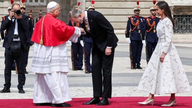Летисия и Фелипе VI посрещнаха папа Лъв XIV в Мадрид (СНИМКИ)