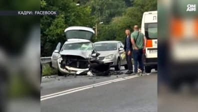 Жена загина в катастрофа между две коли край Владая