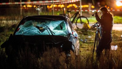 Девет души са ранени, след като кола се вряза в множество в Нидерландия (+СНИМКИ)