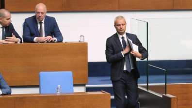 Депутатите гласуват третия вот на недоверие към кабинета "Желязков"