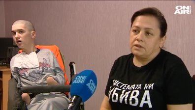 Момче, преминало през будна кома, е ощетено с часове лична помощ