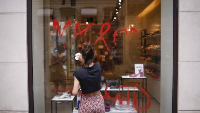 Щети за над 100 млн. евро по магазините в Марсилия, освобождават търговците от местен данък